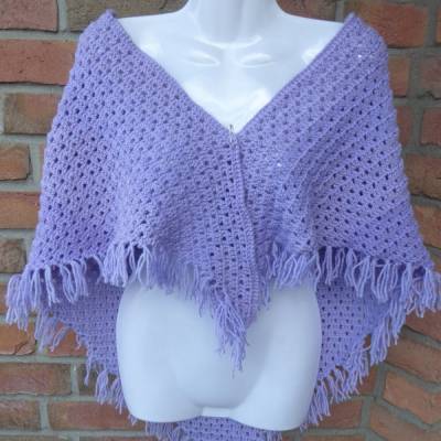 Gehäkeltes Dreieckstuch mit Franseln - flieder (157 cm x 76 cm)