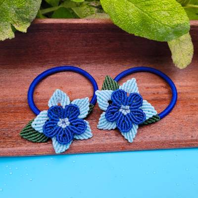 Haargummi mit Makramee-Blume, Zopfhalter blaue Blüte