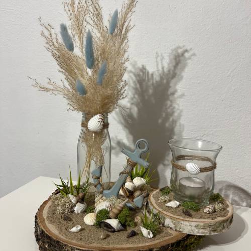 Maritime Deko mit Anker, Windglas und Trockenblumen