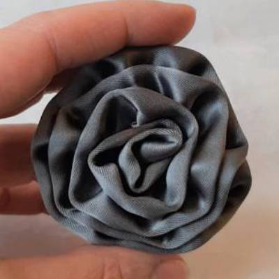 Graue Satin Haarklammer Stoffblume 