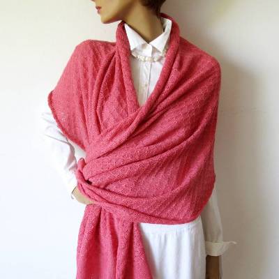 Veganer Damenschal aus Baumwollmix Koralle-farbig, hautfreundliches Schultertuch, gestrickte Stola Sommer