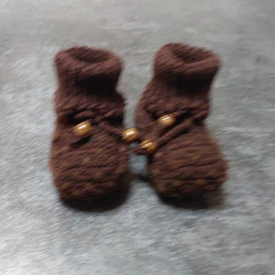 Warme Babystrickschuhe: Handgestrickte Zürdelsocken mit eingestrickter ungesponnener Schurwolle für Babys im Alter von ca. 4 - 9 Monate.