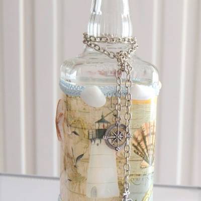 Dekorierte Flasche eckig mit Anhänger und Muscheln