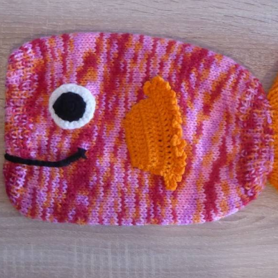 Gestrickter Wärmflaschenbezug inkl. Wärmflasche - Fisch (rosa-rot-orange)
