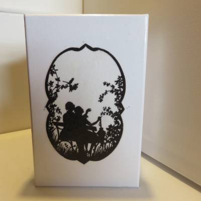 Kleiner Geschenkkarton mit Scherenschnitt - Nostalgiemotiv auf Reispapier Liebespaar auf der Bank