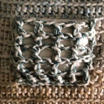 Hellblauer Waschhandschuh mit Seifentasche