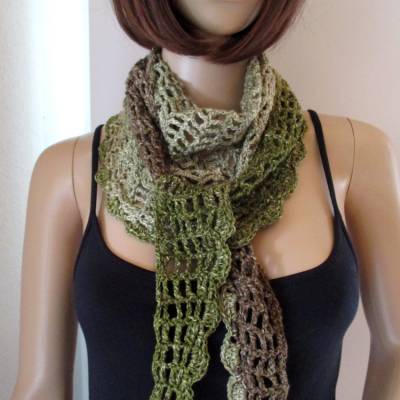 Leichtes Schaltuch aus Baumwolle mit Viskose in Grüntönen, Schal, Dreieckstuch, Halstuch, gehäkelt