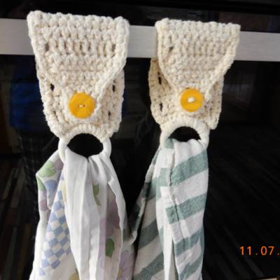 Zwei lustige ausergewöhnliche handgehäkelte Handtuchhalter für die Küche