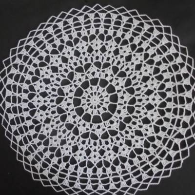 Ein Hauch von Frühling-Häkeldeckchen aus weissem Baumwollgarn