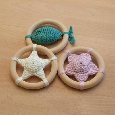 Häkelanleitung Rassel-Greiflinge mit Holzring: Stern, Blume und Fisch, pdf-Datei