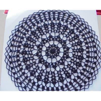 Ein Hauch von Frühling-aber sehr mystisch-Häkeldeckchen aus schwarzem Baumwollgarn