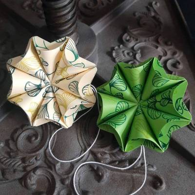 Geschenkanhänger aus Papier, grüne Blätter, dreidimensional