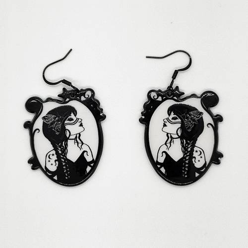 Schmetterlings Hexen Ohrringe aus Edelstahl und Acryl - Gothic Schmuck - Goth Accessories - Frau im Spiegel Motiv