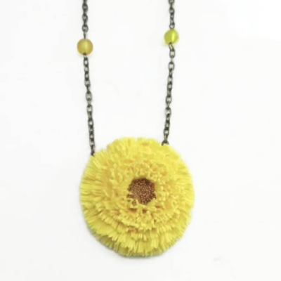 Realistischer gelber Blumenanhänger, florale Sommerkette, Pusteblumenkette, boho chicer leichter Anhänger