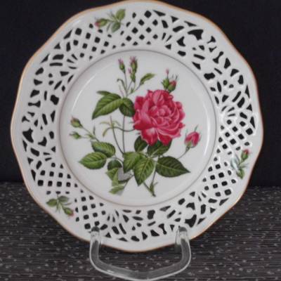 Weißer Wandteller mit Durchbruchrand, Goldrand und Rosenmotiv vermutlich aus den 1960ern Jahren