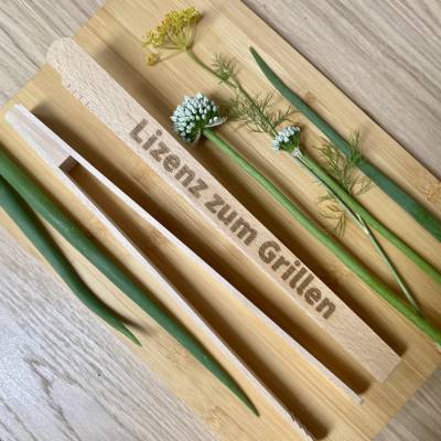 Grillzange aus Holz mit Gravur Lizenz zum Grillen
