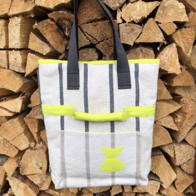 Geräumige Rockzipfeltasche mit großer Außentasche und Haltegriff auf einer Seite, Turnbeutelverschluß