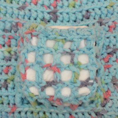 Hellblauer Waschhandschuh mit Seifentasche