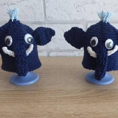 2 gehäkelte Eierwärmer - Elefanten mit Eierbecher - dunkelblau-weiß