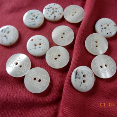 Knopfset,10 ältere weißmelierte Knöpfe.
