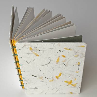 Handgebundenes Notizbuch – ca. 12,5 cm x 15,5 cm – mit handgeschöpftem Papier, Zeichenpapier & farbigem Papier – Geschenkidee