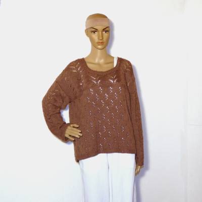 Handgestrickter Damenpullover mit Ajour Mustern in der Farbe Nougat.