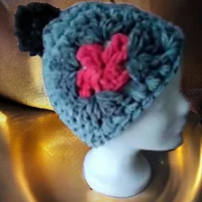 Kuschelige Mütze, gehäkelte Handarbeit