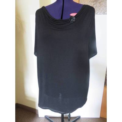 Schwarzes Shirt mit Blüte am Wasserfallkragen, Größe 54