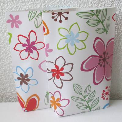 Geschenktüte mit großen, stilisierten Grafikblüten, 2 Stück Bodenbeutel-Papiertüten aus Geschenkpapier von Artebene