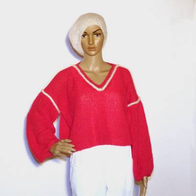 Handgestrickter Damenpullover mit weißen Blenden.