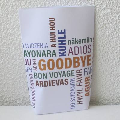 Geschenktüte Goodbye, Bodenbeutel-Papiertüte aus Geschenkpapier mit Typo in verschiedenen Sprachen