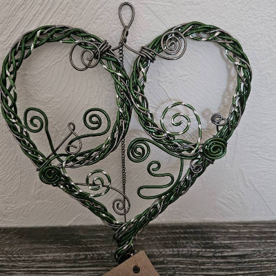 Ornamentherz aus dunkelgrünem Diamant-Aluminiumdraht. Unikat