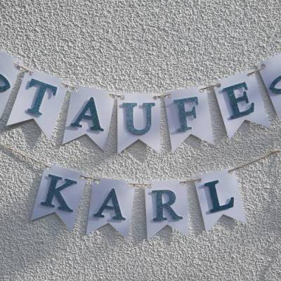 Wunderschöne Girlande zur Taufe mit Glitzereffekt personalisiert mit dem Namen des Taufkindes Namensgirlande in Hellblau