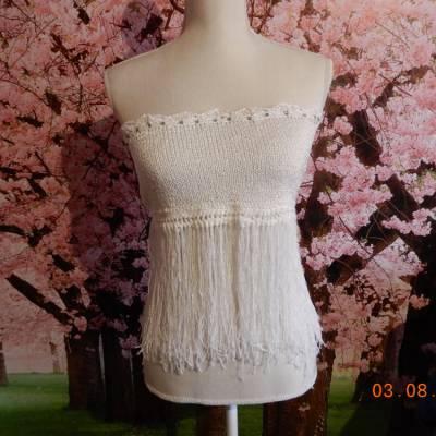 Rückenfreies handgestricktes Top mit langen Fransen,