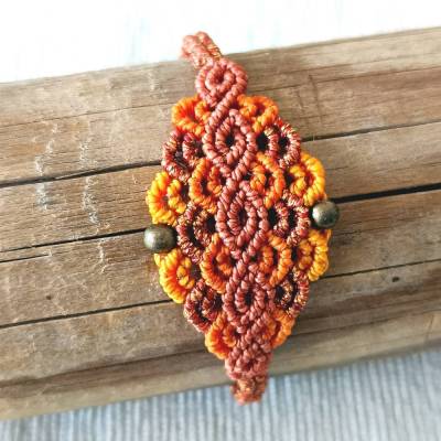 bezauberndes Makramee Armband in terracotta, orange und gelb mit bronzefarbenen Metallperlen