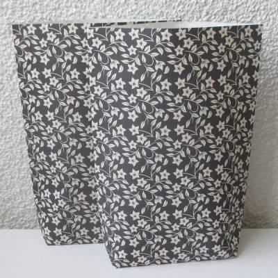 Geschenktüten Blümchen auf Schwarz, 2 Stück geblümte Bodenbeutel-Papiertüten, Bodenbreite variabel