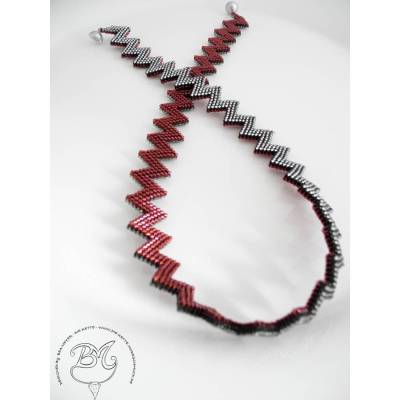 Zickzack Kette aus feinen Glasperlchen in Weinrot und silber