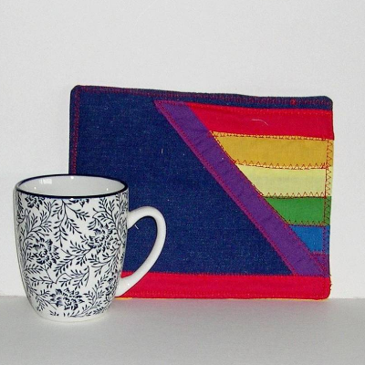 Tassenuntersetzer Regenbogen, LGTBQ, Mug Rug,Tassenteppich, Patchwork-Becheruntersetzer,  Unikat, Wichtelgeschenk