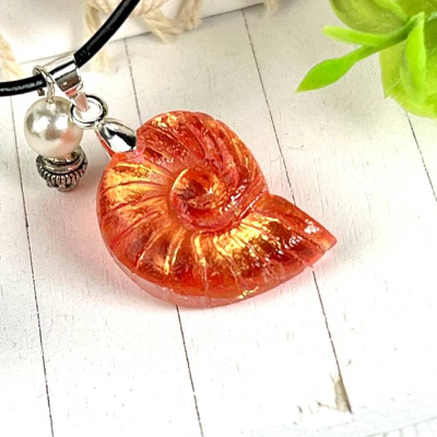 Muschel Schneckenanhänger aus Resin mit schimmerndem Hologramm-Effekt und Wachs Glasperle Charm,Lederkette mit Karabiner