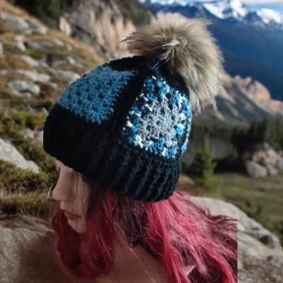 Kuschelige Bommelmütze, gehäkelt, Handarbeit