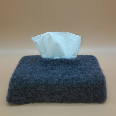 Gefilzte graue Hülle für handelsübliche Taschentücherboxen.