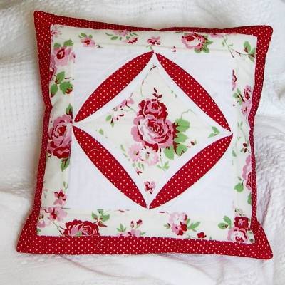 Rosenkissen, Blumenkissen rote Rosen, Bauernkissen, romantisch Garten-Kissenhülle, Landhauskissen, Patchwork-Kissenbezug