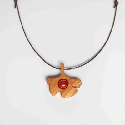 Kleine einzigartige Halskette aus Holz in Form eines Ginkoblattes mit Edelstein