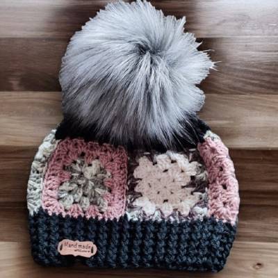 Bommelmütze, gehäkelte Handarbeit