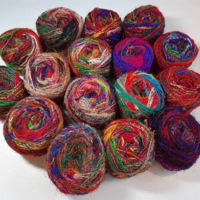 25 % Rabatt:  recyceltes Sari Silk Garn, handgesponnen, multicolor, Unikate, 100 g Knäuel