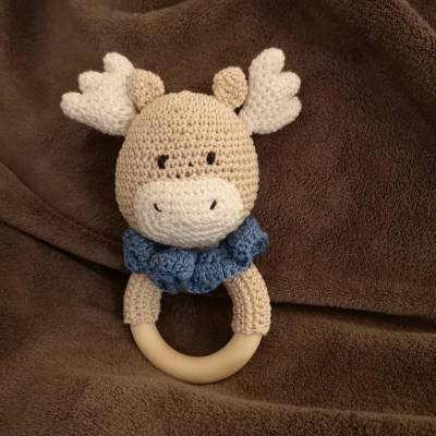 Handgefertigte Elch-Rassel – Gehäkeltes Babyspielzeug mit Naturholzring 