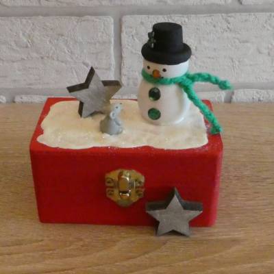 Geschenkverpackung Holztruhe mit Schneemann, Maus und Sternen