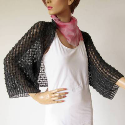 Dunkelgrauer Bolero aus Mohair, gestrickter Shrug mit Spitzenmuster, duftiges Damen Jäckchen für den Abend