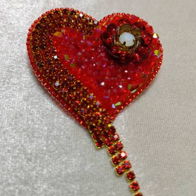 Handgemachte Brosche – Funkelndes Herz in Rot – mit Blütenelement und Kristallglanz, Anstecknadel