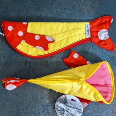 Originelles Mäppchen in Fisch Form Upgecycelt aus Regenjacken